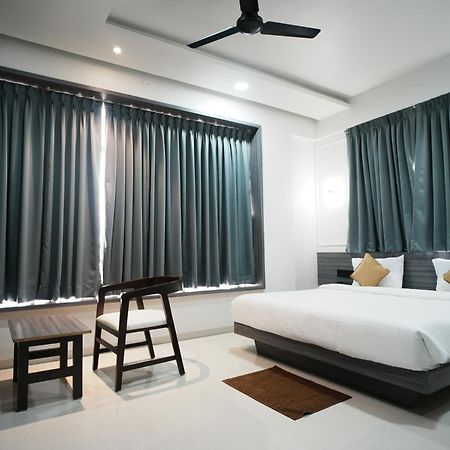 Hotel Oberon Solapur Exteriör bild