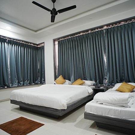 Hotel Oberon Solapur Exteriör bild