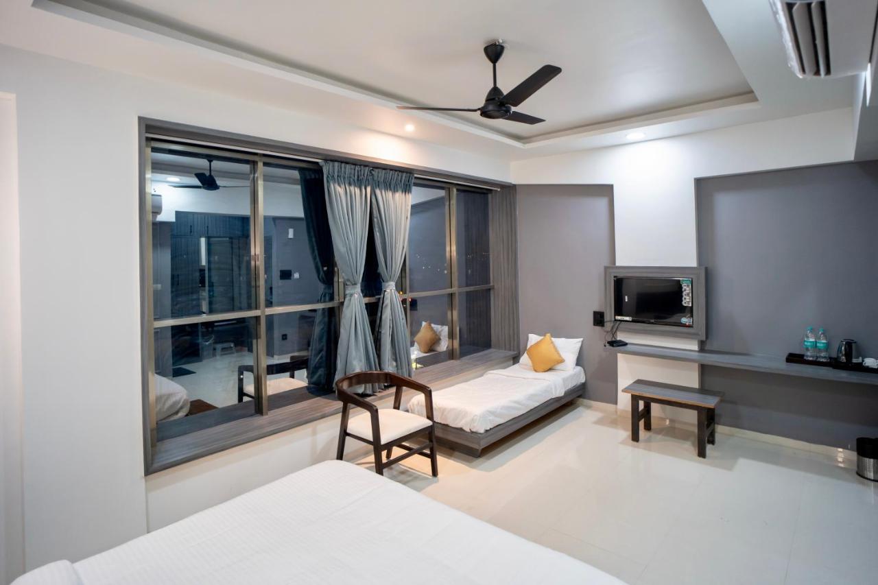 Hotel Oberon Solapur Exteriör bild