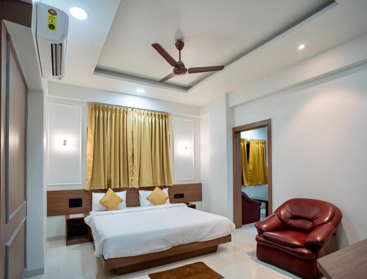 Hotel Oberon Solapur Exteriör bild
