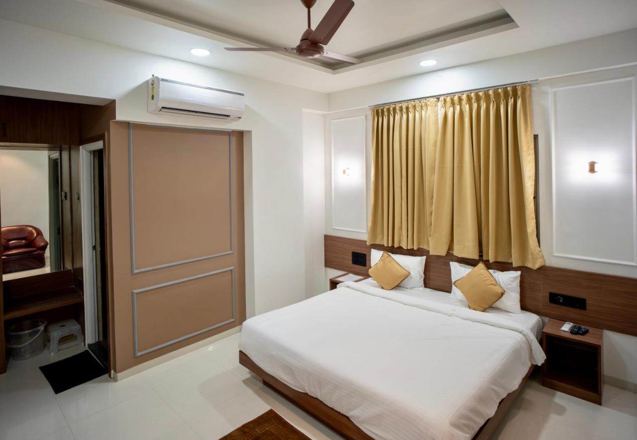 Hotel Oberon Solapur Exteriör bild