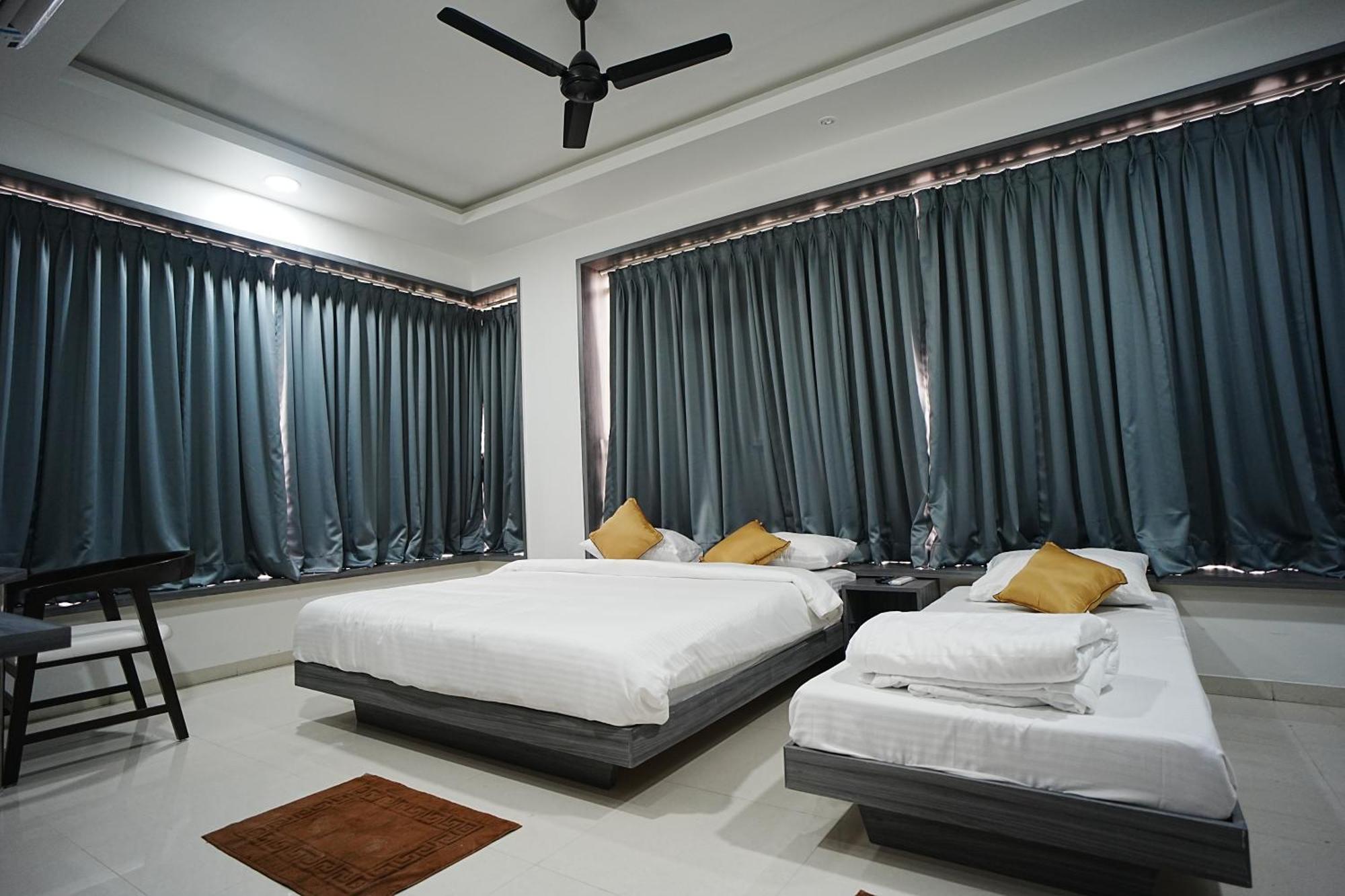 Hotel Oberon Solapur Exteriör bild